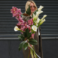 Букет с орхидеями, каллами и листьями магнолии