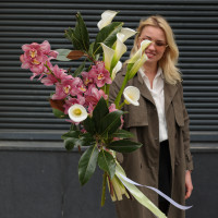 Букет с орхидеями, каллами и листьями магнолии