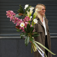 Букет с орхидеями, каллами и листьями магнолии