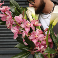 Букет с орхидеями, каллами и листьями магнолии