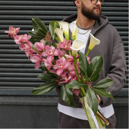 Букет с орхидеями, каллами и листьями магнолии