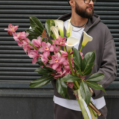 Букет с орхидеями, каллами и листьями магнолии