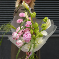 Букет с пионами, каллами, пионовидными лилиями и вибурнумом