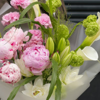 Букет с пионами, каллами, пионовидными лилиями и вибурнумом