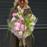 Букет с пионами, каллами, пионовидными лилиями и вибурнумом