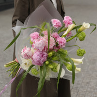 Букет с пионами, каллами, пионовидными лилиями и вибурнумом