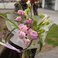 Букет с пионами, каллами, пионовидными лилиями и вибурнумом