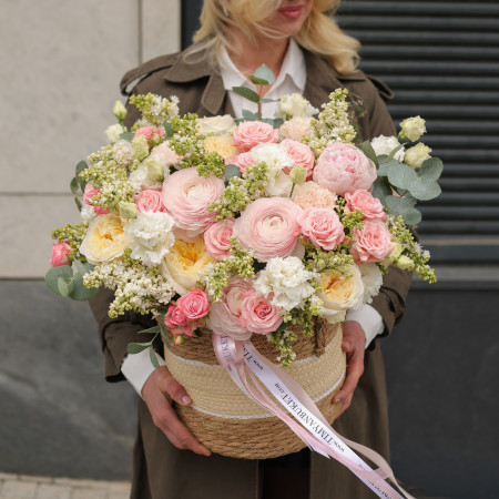 Коробка с сиренью, ранункулюсами и пионовидными розами