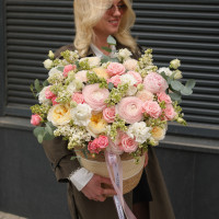 Коробка с сиренью, ранункулюсами и пионовидными розами