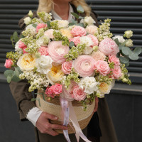 Коробка с сиренью, ранункулюсами и пионовидными розами