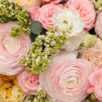 Коробка с сиренью, ранункулюсами и пионовидными розами