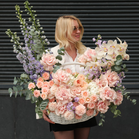 Корзина с дельфиниумами, орхидеями, французскими розами и пионовидными розами