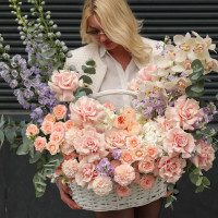 Корзина с дельфиниумами, орхидеями, французскими розами и пионовидными розами