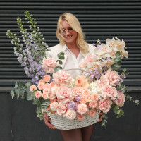 Корзина с дельфиниумами, орхидеями, французскими розами и пионовидными розами