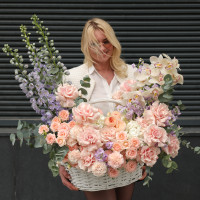 Корзина с дельфиниумами, орхидеями, французскими розами и пионовидными розами