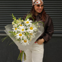 Букет с ромашками и дальфиниумом, с упаковкой