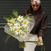 Букет с ромашками и дальфиниумом, с упаковкой