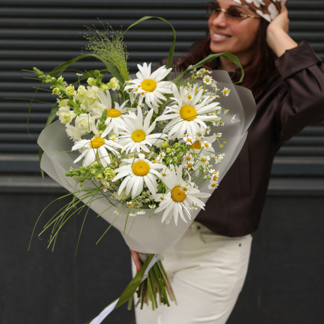 Букет с ромашками и дальфиниумом, с упаковкой