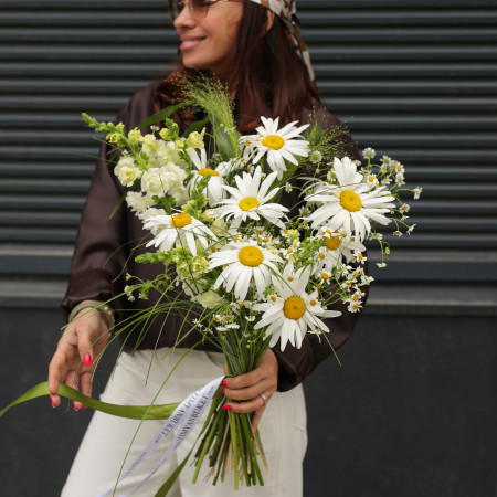 Букет с ромашками и дальфиниумом, без упаковки