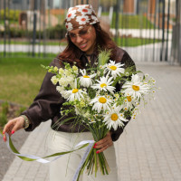 Букет с ромашками и дальфиниумом, без упаковки