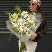 Букет с ромашками и дальфиниумом, с упаковкой