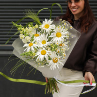 Букет с ромашками и дальфиниумом, с упаковкой