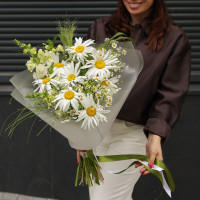 Букет с ромашками и дальфиниумом, с упаковкой