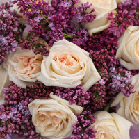 Круглый букет роз Вайт Охара с сиренью