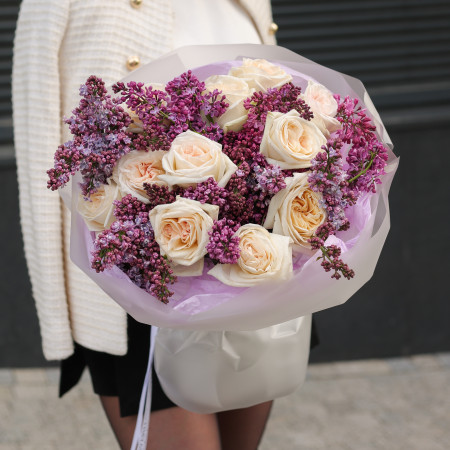 Круглый букет роз Вайт Охара с сиренью