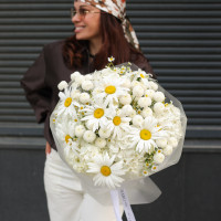 Круглый букет с ромашками и хризантемами-шариками