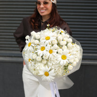 Круглый букет с ромашками и хризантемами-шариками