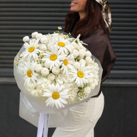 Круглый букет с ромашками и хризантемами-шариками
