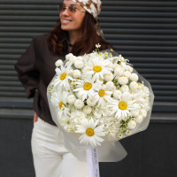 Круглый букет с ромашками и хризантемами-шариками