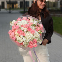 Круглый букет с пионовидными розами, маттиолой и гортензией