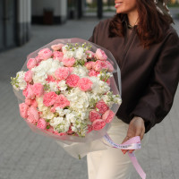 Круглый букет с пионовидными розами, маттиолой и гортензией