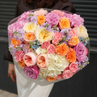 Яркий букет с миксом пионовидных роз, розами и маттиолой 