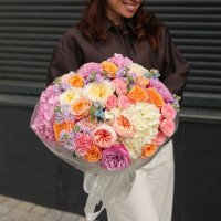 Яркий букет с миксом пионовидных роз, розами и маттиолой 