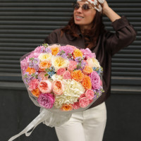 Яркий букет с миксом пионовидных роз, розами и маттиолой 