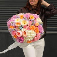 Яркий букет с миксом пионовидных роз, розами и маттиолой 