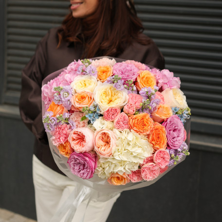 Яркий букет с миксом пионовидных роз, розами и маттиолой 