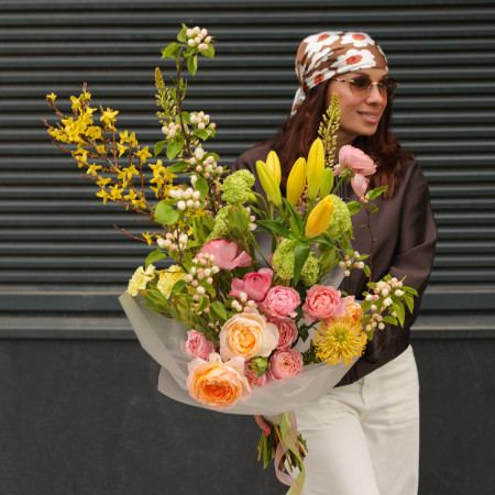 Букет яркий с миксом пионовидных роз, лилиями и цветущими ветками