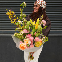 Букет яркий с миксом пионовидных роз, лилиями и цветущими ветками