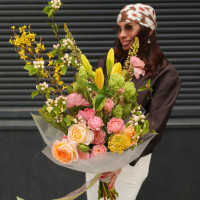 Букет яркий с миксом пионовидных роз, лилиями и цветущими ветками