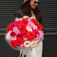 Круглый букет с французскими розами, гортензией и пионовидными розами