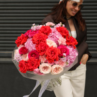 Круглый букет с французскими розами, гортензией и пионовидными розами