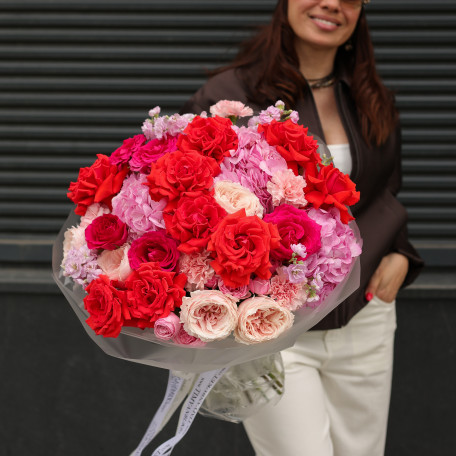 Круглый букет с французскими розами, гортензией и пионовидными розами