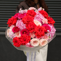 Круглый букет с французскими розами, гортензией и пионовидными розами