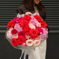 Круглый букет с французскими розами, гортензией и пионовидными розами