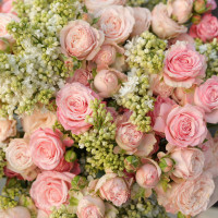 Букет с ароматной сиренью и миксом кустовых роз