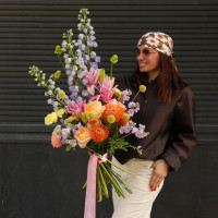 Яркий букет с дельфиниумом и пионовидными розами и лилиями  